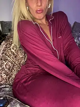 Snapshot of Barbie_26 chatting on 12/13/25, 10:15 Barbie 26 online show from 12/13/25, 10:15