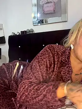 Snapshot of Barbie_26 chatting on 12/14/25, 04:01 Barbie 26 online show from 12/14/25, 04:01