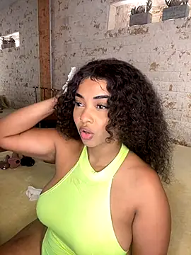 Snapshot of pamela_west chatting on 09/23/25, 06:44 pamela west online show from 09/23/25, 06:44