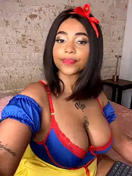 Snapshot of pamela_west chatting on 10/31/25, 08:32 pamela west online show from 10/31/25, 08:32