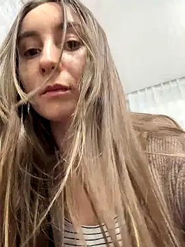 Snapshot of viviandaimond1 chatting on 10/16/25, 01:23 viviandaimond1 online show from 10/16/25, 01:23