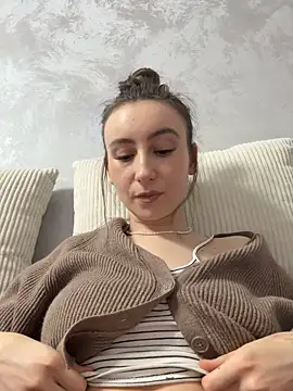 Snapshot of viviandaimond1 chatting on 11/20/25, 04:40 viviandaimond1 online show from 11/20/25, 04:40