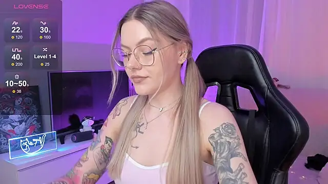 Snapshot of Marta_May_ chatting on 09/27/25, 03:39 Marta May online show from 09/27/25, 03:39