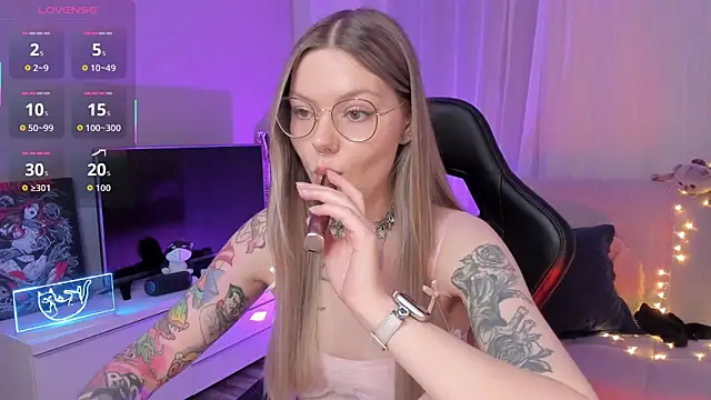 Snapshot of Marta_May_ chatting on 10/10/25, 05:23 Marta May online show from 10/10/25, 05:23