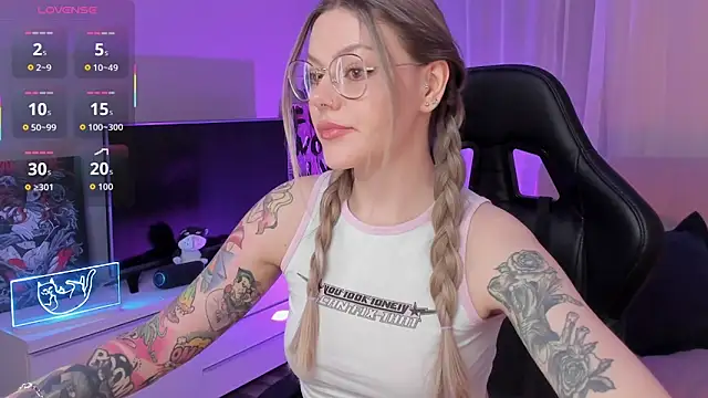 Snapshot of Marta_May_ chatting on 10/12/25, 05:23 Marta May online show from 10/12/25, 05:23