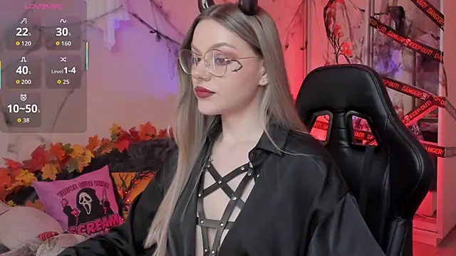 Snapshot of Marta_May_ chatting on 10/28/25, 05:04 Marta May online show from 10/28/25, 05:04