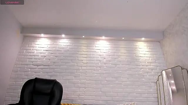 Snapshot of KatieNolan_1 chatting on 11/30/25, 06:12 KatieNolan 1 online show from 11/30/25, 06:12