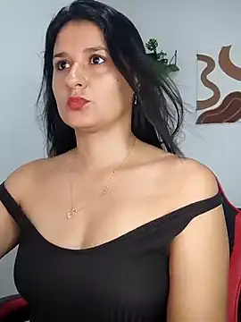 Snapshot of elena_jonees chatting on 10/13/25, 03:23 elena jonees online show from 10/13/25, 03:23