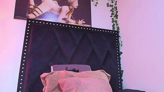 Snapshot of dafne_queenn chatting on 11/09/25, 12:47 dafne queenn online show from 11/09/25, 12:47