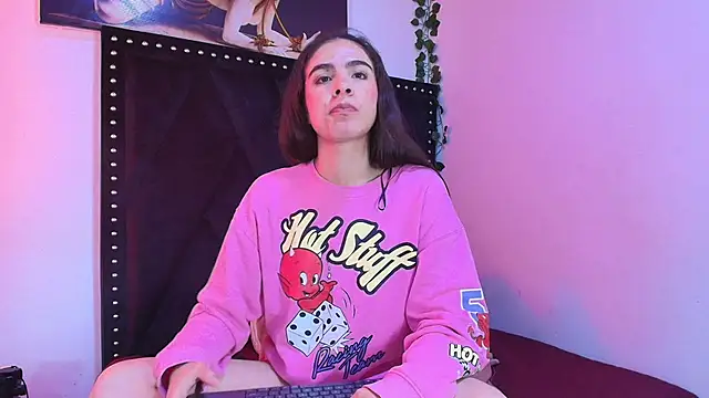 Snapshot of dafne_queenn chatting on 11/15/25, 12:45 dafne queenn online show from 11/15/25, 12:45