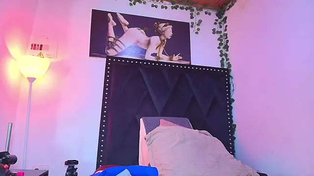 Snapshot of dafne_queenn chatting on 11/22/25, 12:48 dafne queenn online show from 11/22/25, 12:48