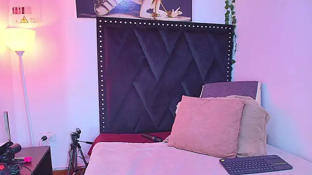 Snapshot of dafne_queenn chatting on 11/24/25, 01:00 dafne queenn online show from 11/24/25, 01:00