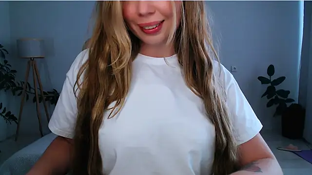 Snapshot of NaughtyNylonFeet chatting on 03/05/25, 08:54 NaughtyNylonFeet online show from 03/05/25, 08:54