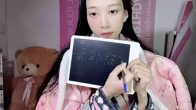 Snapshot of Lili-2 chatting on 12/13/24, 05:00 Lili-2 online show from 12/13/24, 05:00