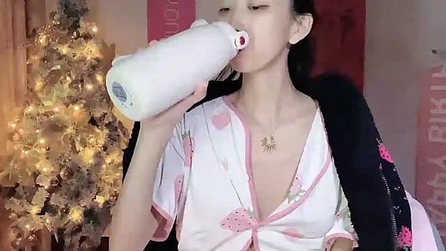 Snapshot of Lili-2 chatting on 12/30/24, 04:08 Lili-2 online show from 12/30/24, 04:08
