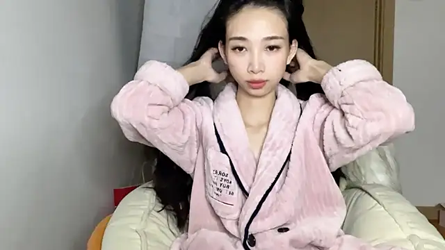 Snapshot of Lili-2 chatting on 01/22/25, 04:12 Lili-2 online show from 01/22/25, 04:12
