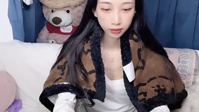 Snapshot of Lili-2 chatting on 02/05/26, 12:54 Lili-2 online show from 02/05/26, 12:54