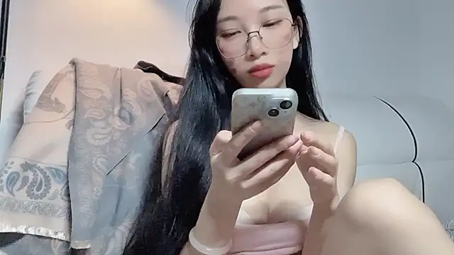 Snapshot of Lili-2 chatting on 05/11/26, 04:04 Lili-2 online show from 05/11/26, 04:04