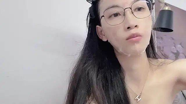 Snapshot of Lili-2 chatting on 05/19/26, 06:31 Lili-2 online show from 05/19/26, 06:31