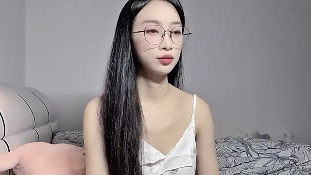 Snapshot of Lili-2 chatting on 06/06/26, 05:06 Lili-2 online show from 06/06/26, 05:06