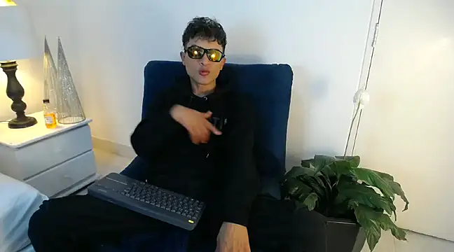 Snapshot of Edward_Milleer chatting on 12/21/24, 03:25 Edward Milleer online show from 12/21/24, 03:25