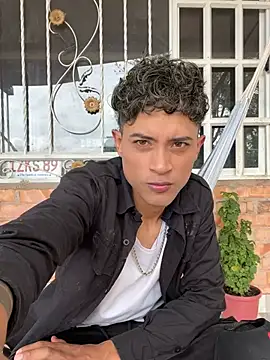 Snapshot of Edward_Milleer chatting on 01/01/25, 07:53 Edward Milleer online show from 01/01/25, 07:53