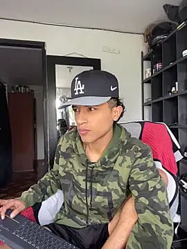 Snapshot of Edward_Milleer chatting on 11/04/25, 04:28 Edward Milleer online show from 11/04/25, 04:28