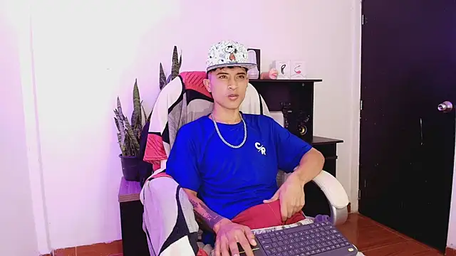 Snapshot of Edward_Milleer chatting on 11/05/25, 03:56 Edward Milleer online show from 11/05/25, 03:56