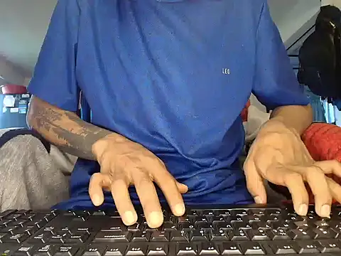 Snapshot of Edward_Milleer chatting on 12/17/25, 08:59 Edward Milleer online show from 12/17/25, 08:59