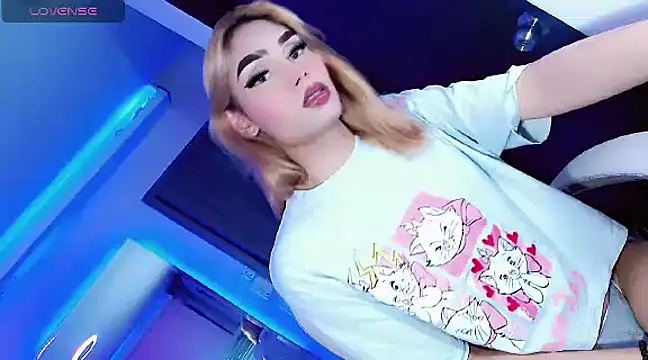 Snapshot of Hallyhott chatting on 12/18/24, 05:59 Hallyhott online show from 12/18/24, 05:59