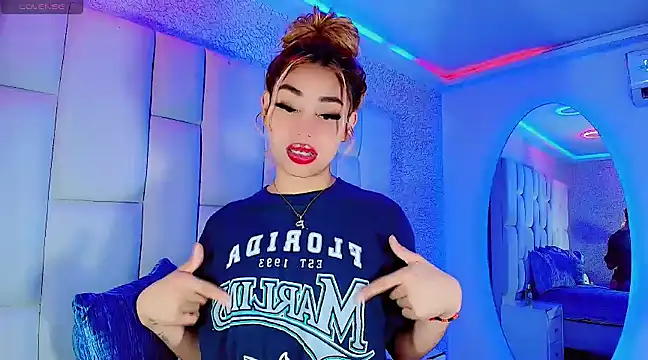 Snapshot of Hallyhott chatting on 03/10/25, 04:49 Hallyhott online show from 03/10/25, 04:49