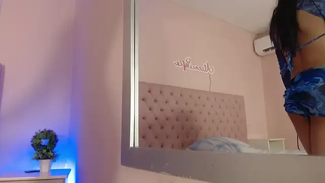 Snapshot of alice_sofia chatting on 11/08/25, 01:22 alice sofia online show from 11/08/25, 01:22