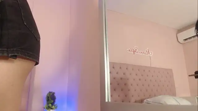 Snapshot of alice_sofia chatting on 11/19/25, 01:44 alice sofia online show from 11/19/25, 01:44