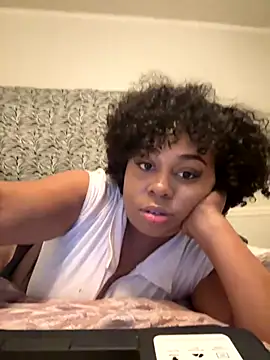 Snapshot of camiliaskye chatting on 10/10/25, 03:27 camiliaskye online show from 10/10/25, 03:27