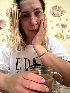 Snapshot of Bia_sexynovaes chatting on 10/27/25, 12:20 Bia sexynovaes online show from 10/27/25, 12:20