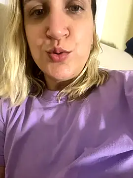 Snapshot of Bia_sexynovaes chatting on 10/28/25, 01:09 Bia sexynovaes online show from 10/28/25, 01:09