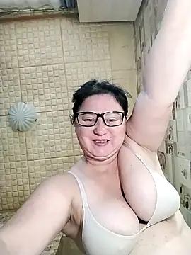 Snapshot of Holly-69 chatting on 09/26/25, 09:35 Holly-69 online show from 09/26/25, 09:35