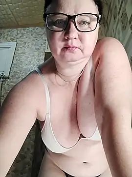 Snapshot of Holly-69 chatting on 11/08/25, 03:45 Holly-69 online show from 11/08/25, 03:45