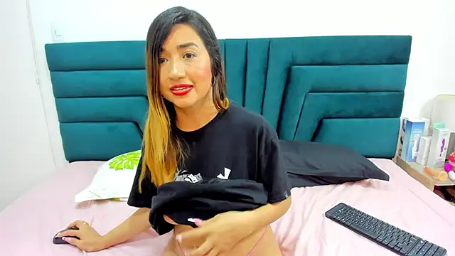 Snapshot of LisaWhite_ chatting on 03/04/25, 04:27 LisaWhite online show from 03/04/25, 04:27