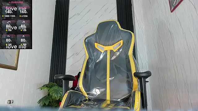 Snapshot of TOWERS21_ chatting on 12/10/24, 11:30 TOWERS21 online show from 12/10/24, 11:30