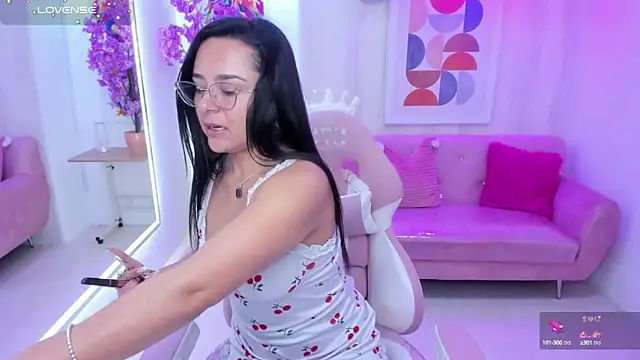 Snapshot of Tiara_rr chatting on 09/20/25, 07:48 Tiara rr online show from 09/20/25, 07:48