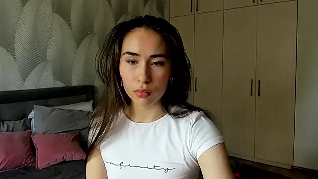 Snapshot of Bambiii_bby chatting on 06/15/26, 06:26 Bambiii bby online show from 06/15/26, 06:26