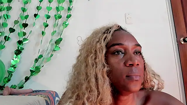 aisha w10 online show from 03/18/25, 06:59