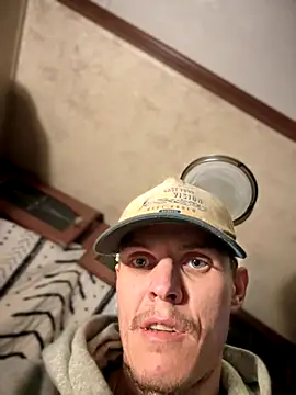 Snapshot of devinshd chatting on 10/31/25, 03:29 devinshd online show from 10/31/25, 03:29