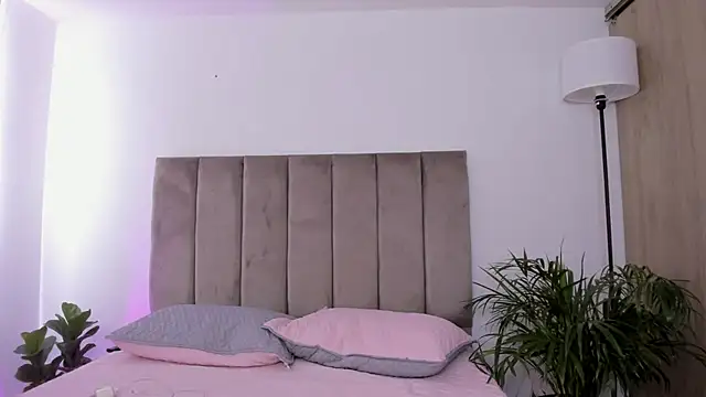 Niicoleta online show from 10/31/25, 06:09