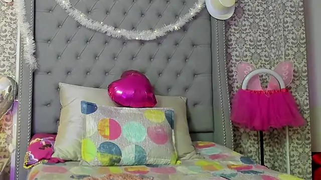 Snapshot of evafoxs chatting on 12/17/24, 04:00 evafoxs online show from 12/17/24, 04:00