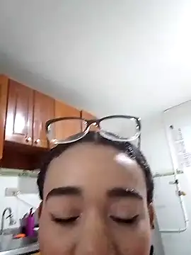 Snapshot of evafoxs chatting on 12/21/24, 01:15 evafoxs online show from 12/21/24, 01:15