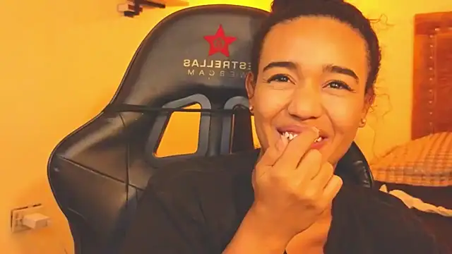 Snapshot of evafoxs chatting on 11/22/25, 02:43 evafoxs online show from 11/22/25, 02:43