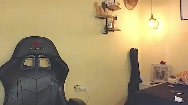 Snapshot of evafoxs chatting on 11/24/25, 09:47 evafoxs online show from 11/24/25, 09:47