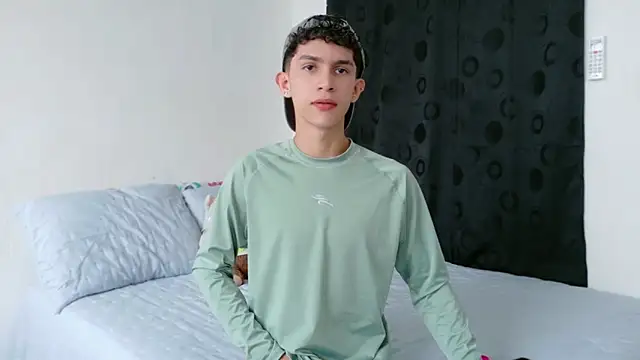 Snapshot of Noah_tyler_ chatting on 11/20/25, 05:34 Noah tyler online show from 11/20/25, 05:34